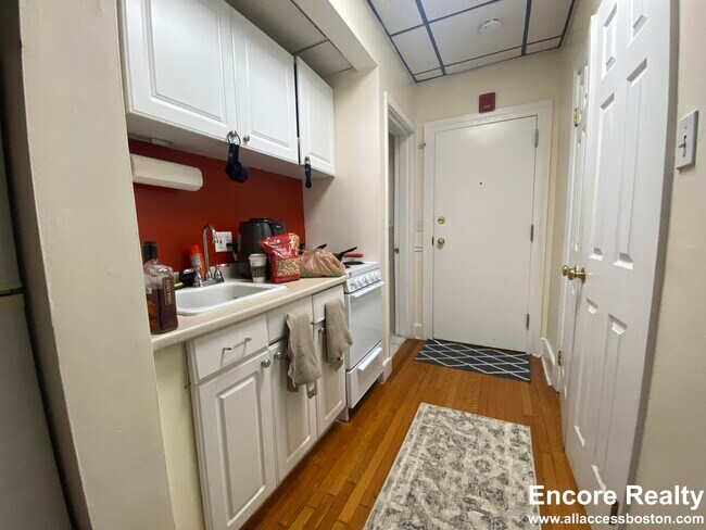 Building Photo - 879 Beacon St Unit 10