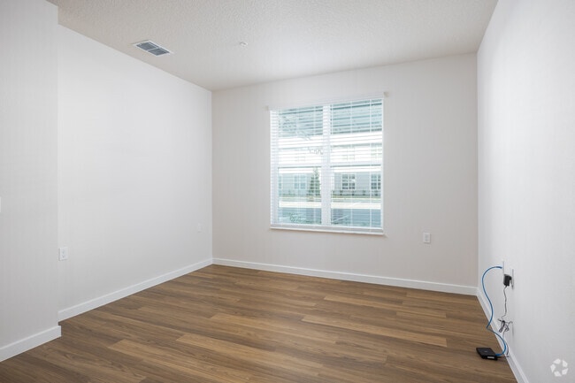 2BR, 2BA - 848SF - Living Room