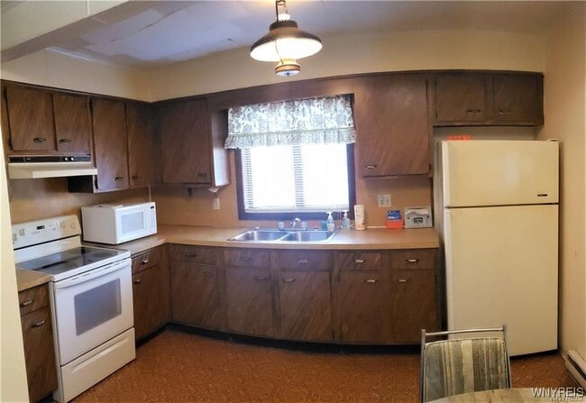 Photo - 139 S Main St