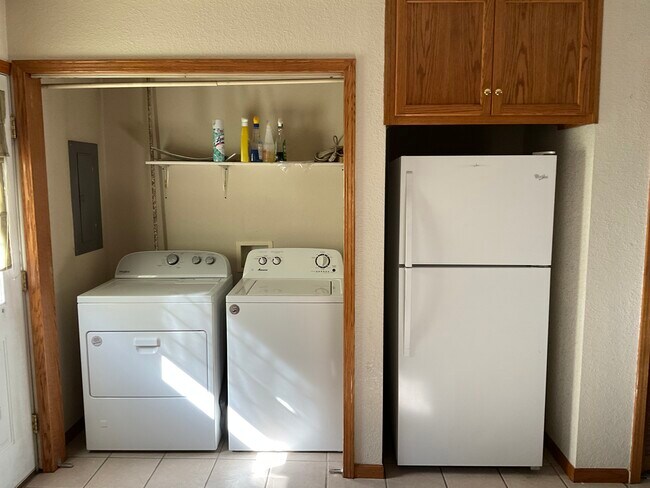 Lavadora/Secadora/Refrigerador - 305 Church St Unidad B