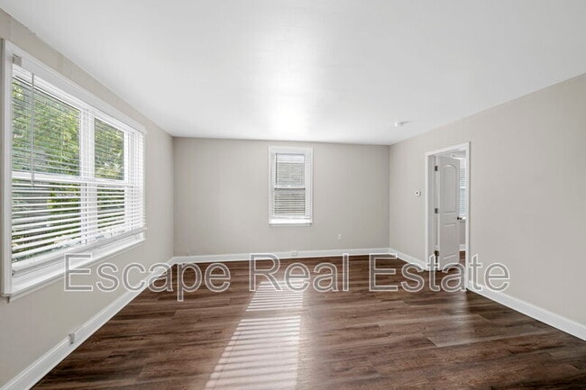 Photo - 5834 Victoria Ave