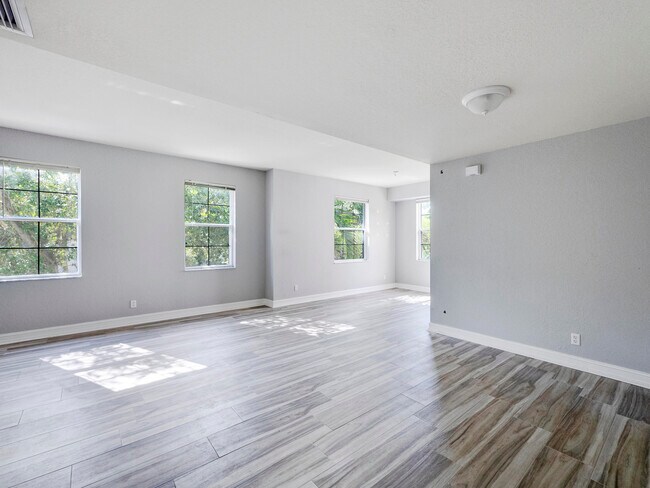 Photo - 615 N St
