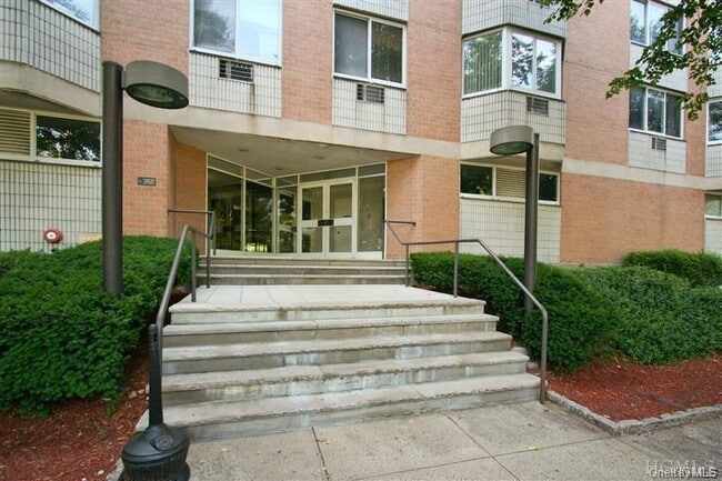 Building Photo - 14 Nosband Ave Unit 2E