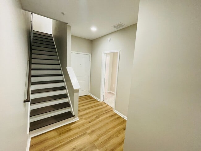 Photo - 4BD/4.5BA in ROWANDALE!