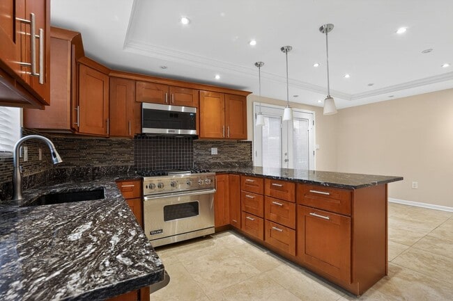 Building Photo - Spacious 1Bd/1Bth condo nestled in the heart of Old Town Alexandria! Pets Welcome!