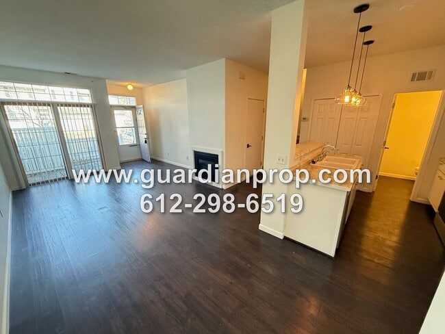 Building Photo - Woodbury Townhouse Available Now, Updated ...