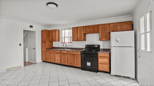 4 br, 2 bath Condo - 18 Beal St Apt 2 - 4 br, 2 bath Condo - 18 Beal St Apt 2 Unidad Apt 2