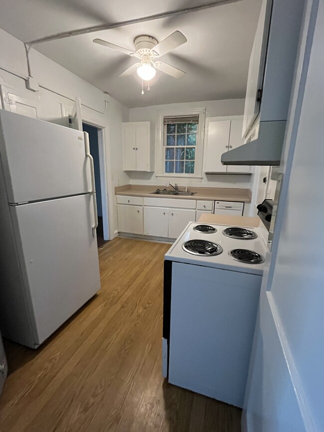 Building Photo - 305 N Jefferson St NE Unit D Rental