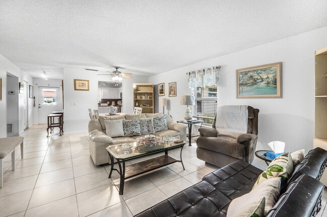 Photo - 687 Marlboro Oval Unit A