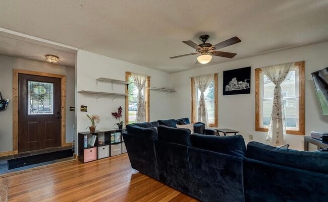 Photo - 415 8th St N