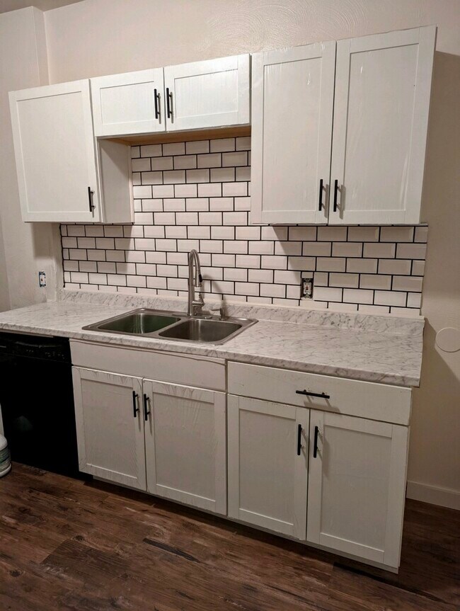 Photo - 672 Middle Ave