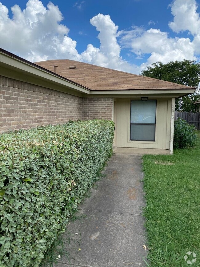 Building Photo - Half Duplex ready for immediate move-in! Rental