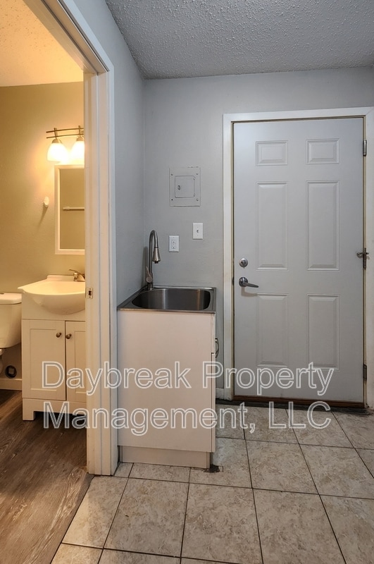 Photo - 717 30th St N