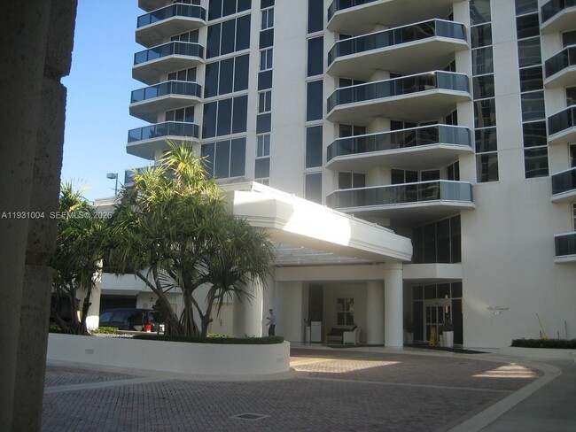 Building Photo - 4779 Collins Ave Unit 806