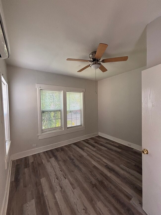 Ángulo del dormitorio desde la puerta - 2225 W Olmos Dr