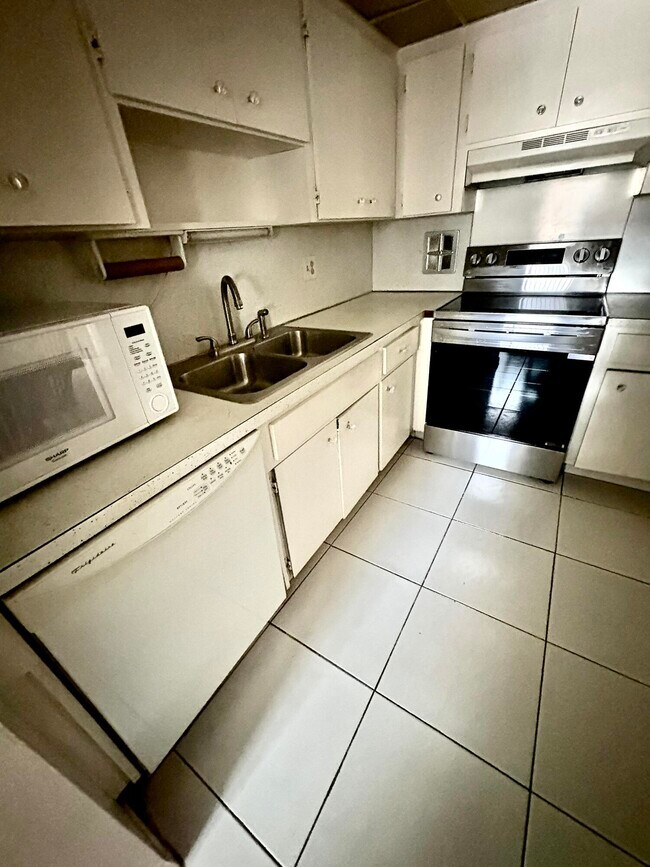 Photo - 98 Stratford H