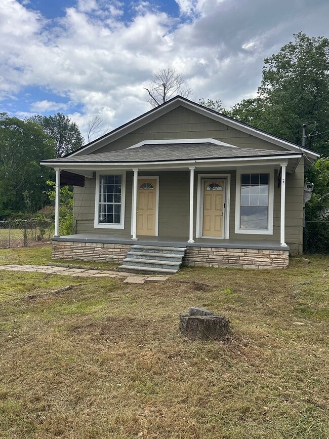 Freshly Remodeled 3 Bedroom / 1 Bathroom Home - Freshly Remodeled 3 Bedroom / 1 Bathroom Home