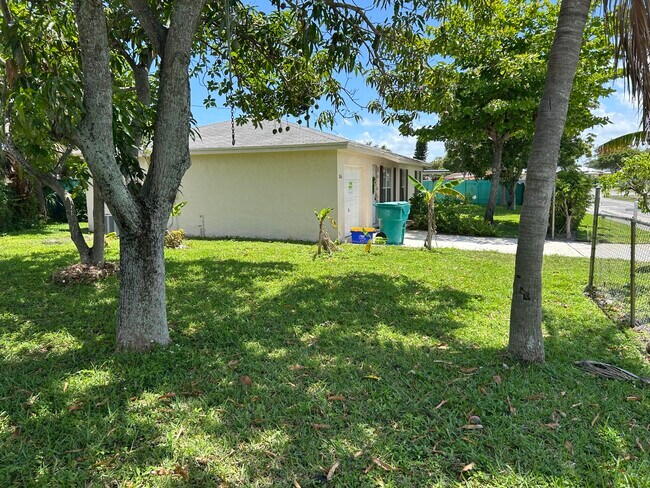 806 NW 1st St