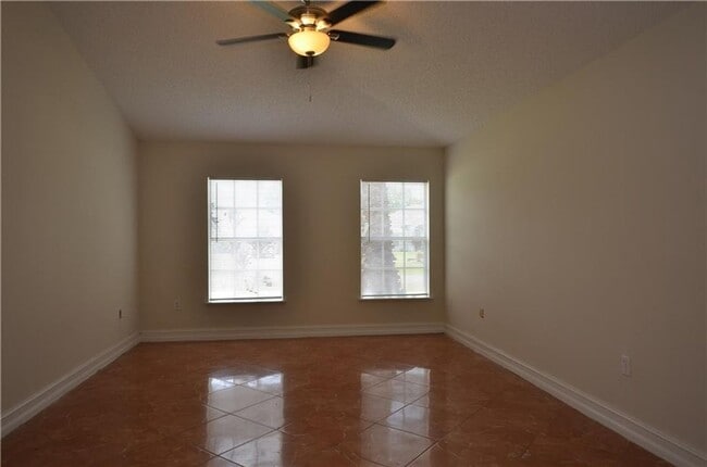 Photo - Available Now 3br 2b