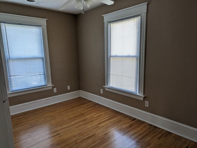 Building Photo - 626 4th St SE Unit #2 - Upper