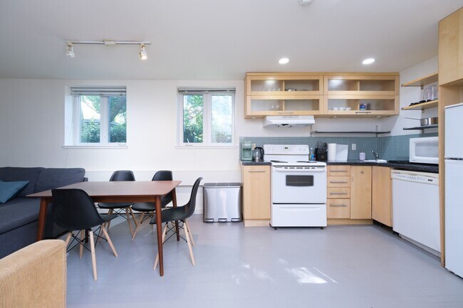 Building Photo - 1540 Haro St Unit 3B