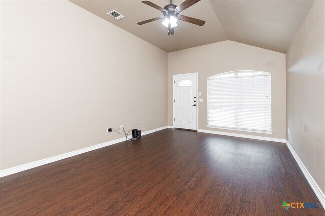 Photo - 502 Sladecek Dr