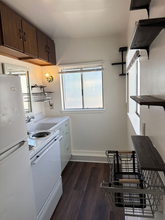 Building Photo - Charming Downtown Sparks Studio! Rental