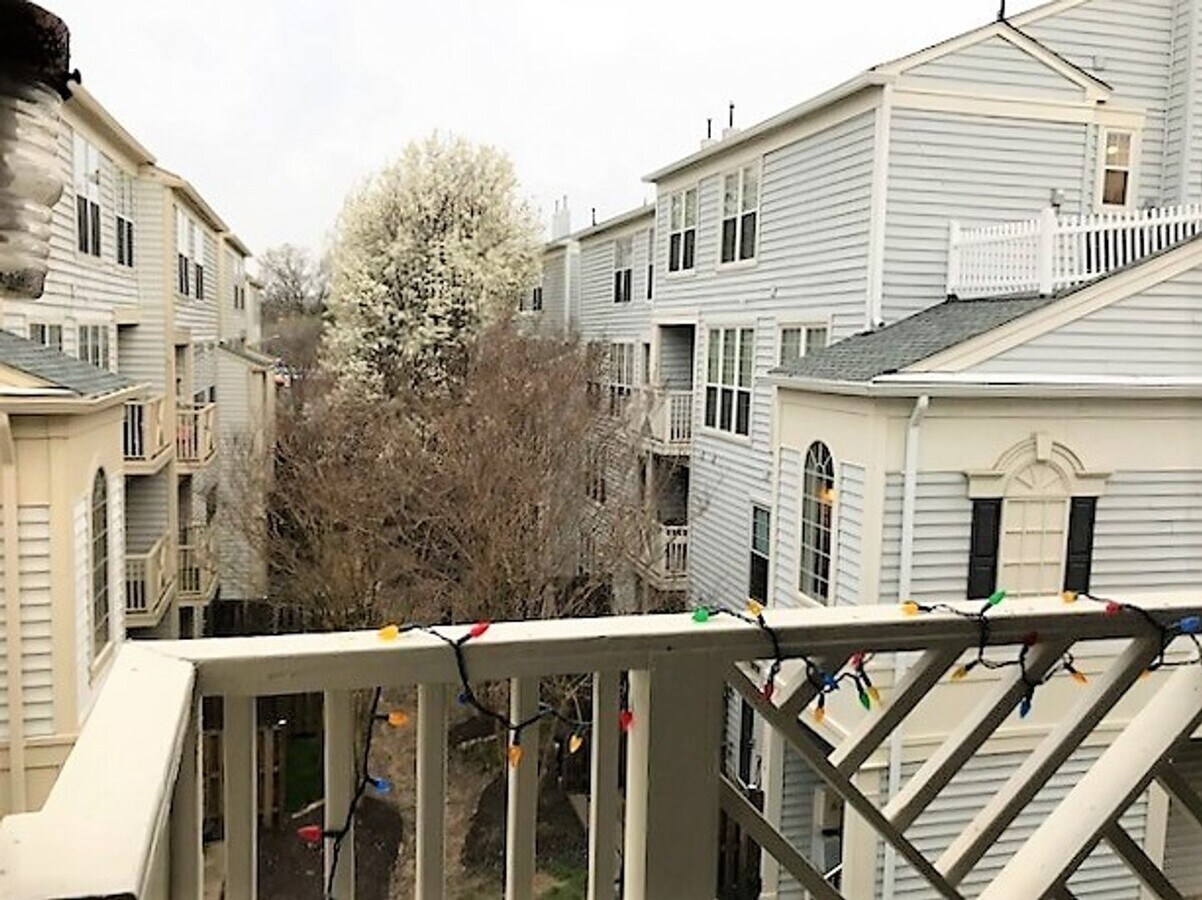 Photo - Beautiful Top Floor 2 Level 2 Bed 2.5 Bath Condo In Sought After Kingsgate Community