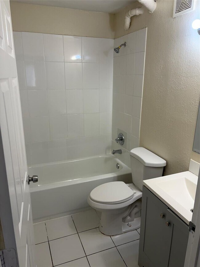 Photo - 1153 Lake Victoria Dr Unit B