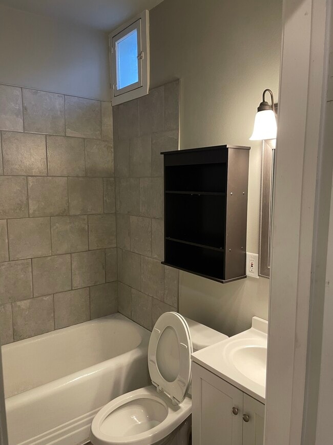 Photo - 172 Jones St