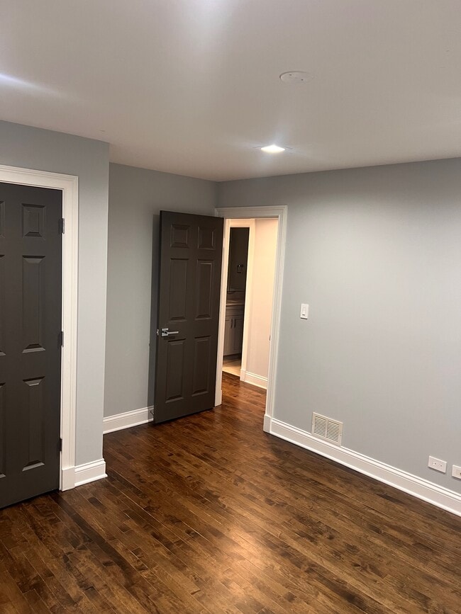 Large office/bedroom - 1717 W Huron St Unit 1