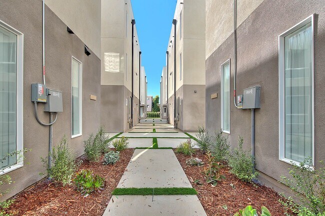 Photo - 11726 Hamlin St Unidad #11732.5