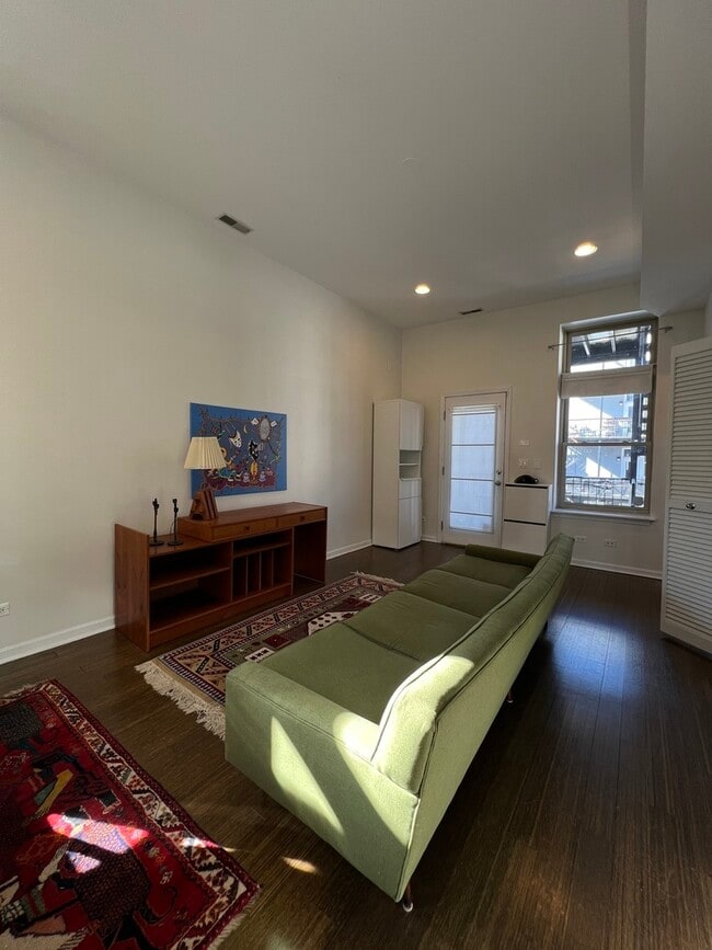 Photo - 1342 N Claremont Ave