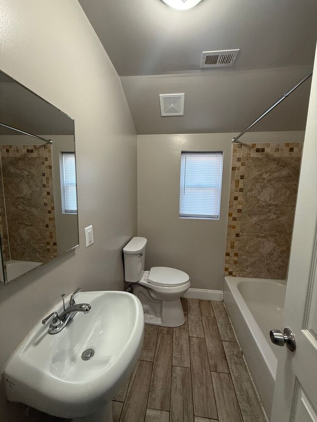 Photo - 312 Burbank St SE