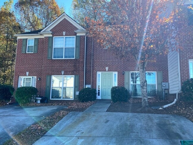 Welcome to this charming brick townhome in Lithonia, GA 2br/2.5 bath Townhome! - Welcome to this charming brick townhome in Lithonia, GA 2br/2.5 bath Townhome!