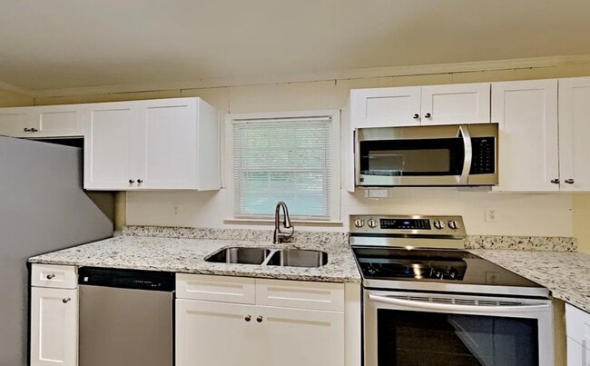 Photo - 848 Howard Ct SW