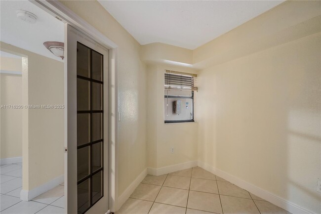 Photo - 15545 N Miami Lakeway Condominio Unidad 102