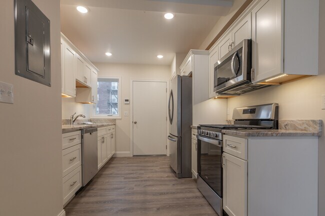 Kitchen Entryway - 219 Waterman St Unidad 204