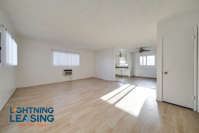 Photo - 6927 Whitsett Ave Unidad 6D Rental