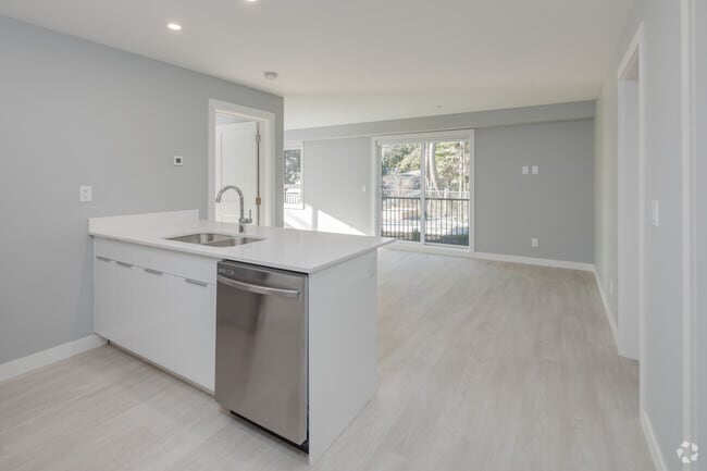 2BR, 2BA - 798SF