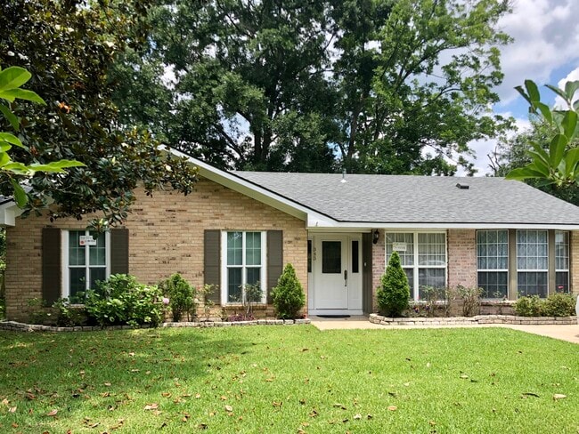 Front of house - 343 Huntington Dr House