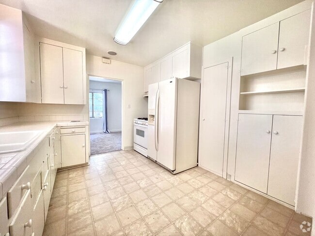 Building Photo - 331-331 1/2 W 25th St Unit 331 Rental