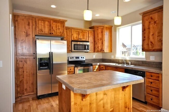 Building Photo - Craftsman Style Townhouse - 3 bedroom, 2.5 bath w/ Bonus Room - Attached Double Garage