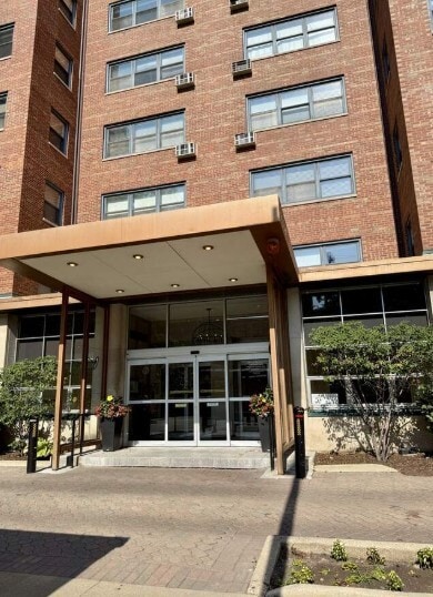 Building Photo - 2909 N Sheridan Rd Unit 201