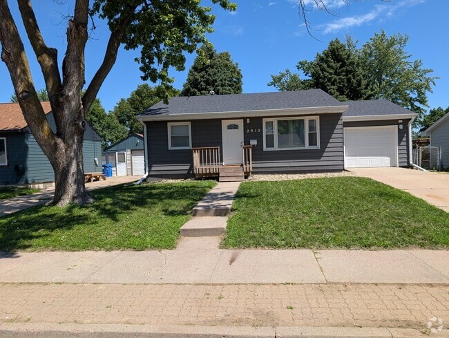Building Photo - 2912 E Sioux St Rental