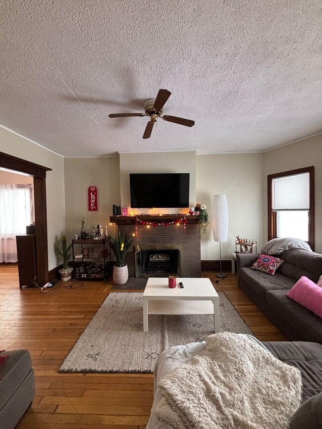 Building Photo - 2944 N Maryland Ave Unit Lower