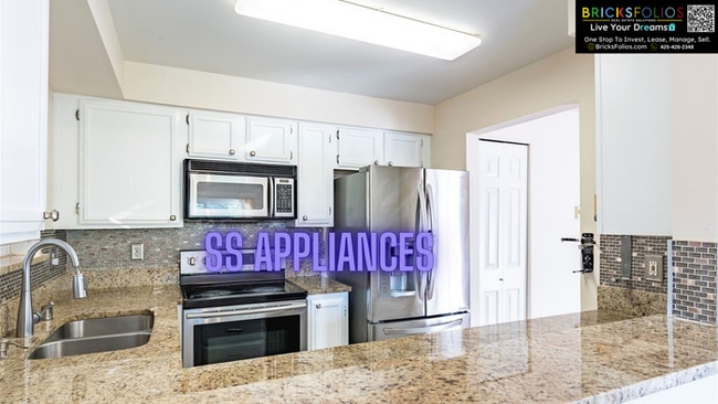 Photo - Bright & Modern End-Unit Townhome with Pool and Fitness Center