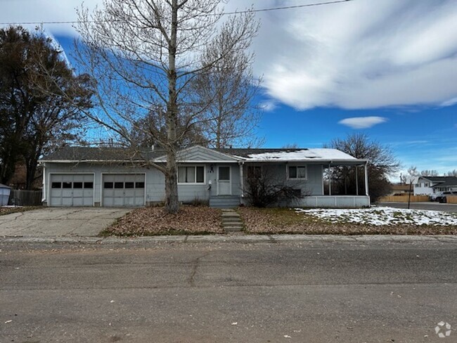 Building Photo - 4 Bedroom 2 Bathroom Home on Large Corner ...