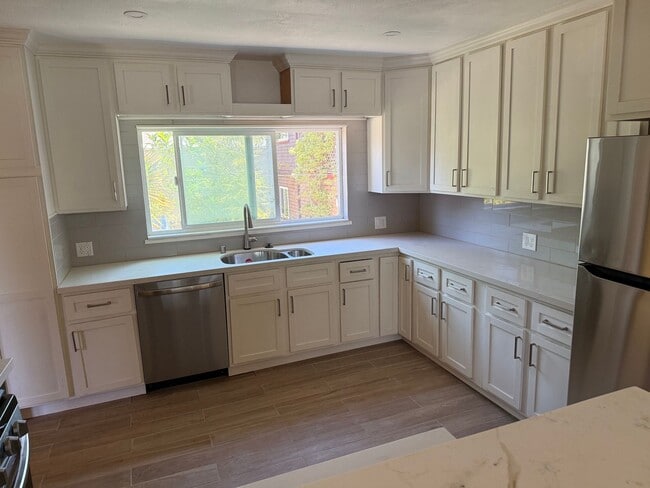 667 65th St Unidad Front House