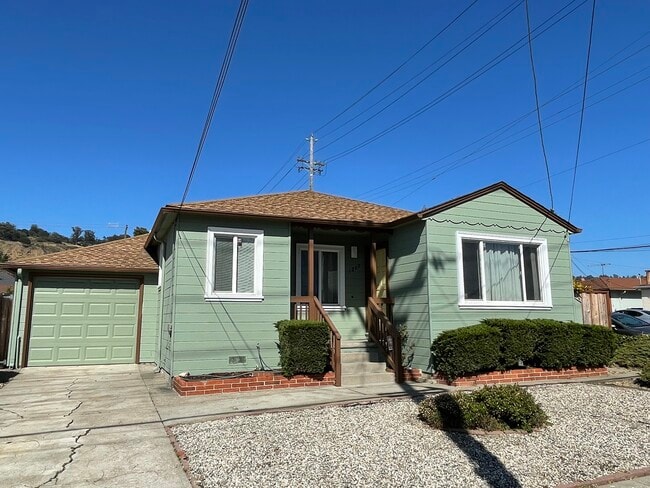 Building Photo - 1200 Elm St Rental